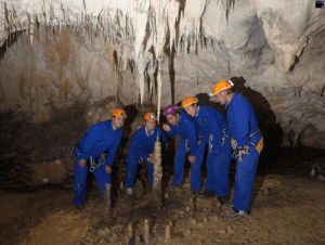 Observando una formación en Cueva Coventosa
